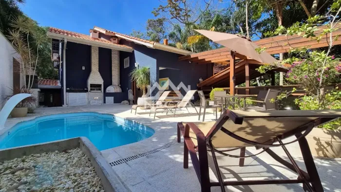 Casa de Alto Padrão em Condomínio Fechado no Guaecá  5 Suítes, Piscina Aquecida e Vista pa