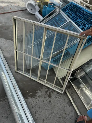 Janelas de alumínio com vidro em bom estado 