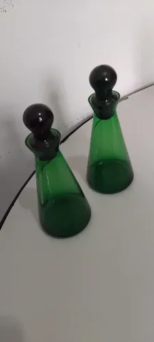 Duas antigas licoreiras vidro esverdeado.