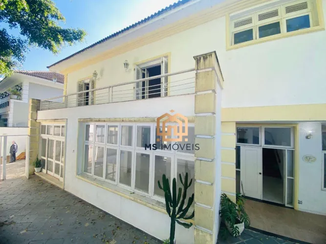 Casa com 700m², 4 Suítes, Terraço, Lavabo, 3 Salas amplas, Escritório, Cozinha, Área de se