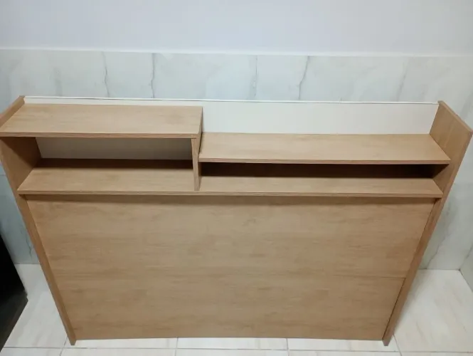 Cabeceira de cama e pufe baú