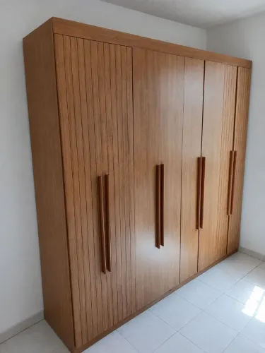 Guarda roupas 8 portas