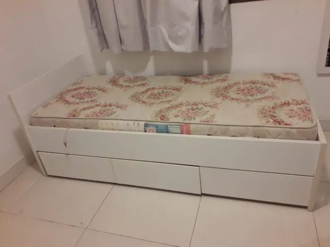 Cama de solteiro de tamanho personalizado com colchão e 3 gavetas [USADO]