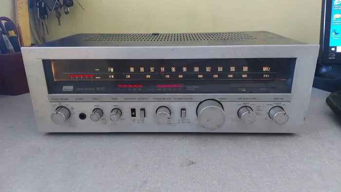 Aparelho de som sansui, receiver, com duas caixas de som sony