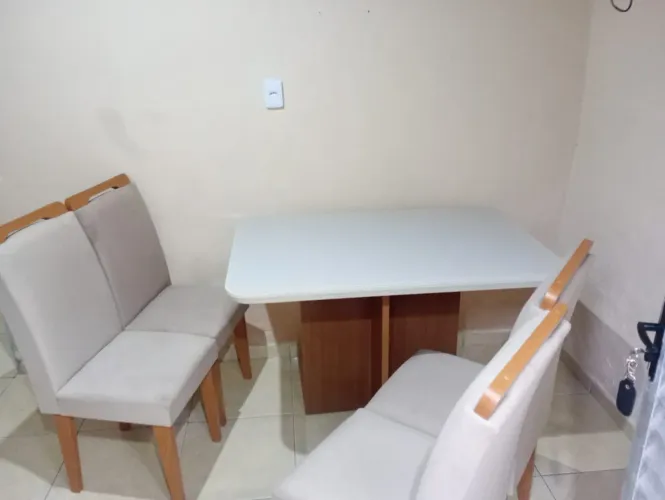 Mesa de 4 cadeiras super nova poucos meses de usadade usada 