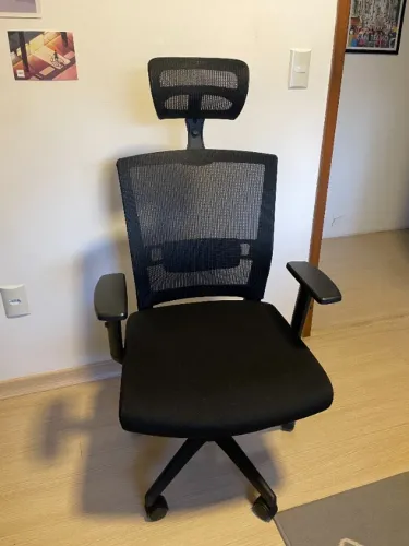 Cadeira de escritório (mesh, encosto de cabeça, 3 anos, perfeito estado)