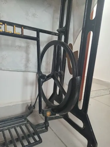 Pé de maquina antigo