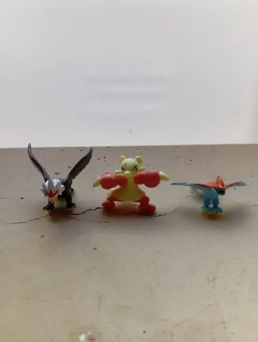 Lote de pokémons com 10 unidades com 3cm cada.