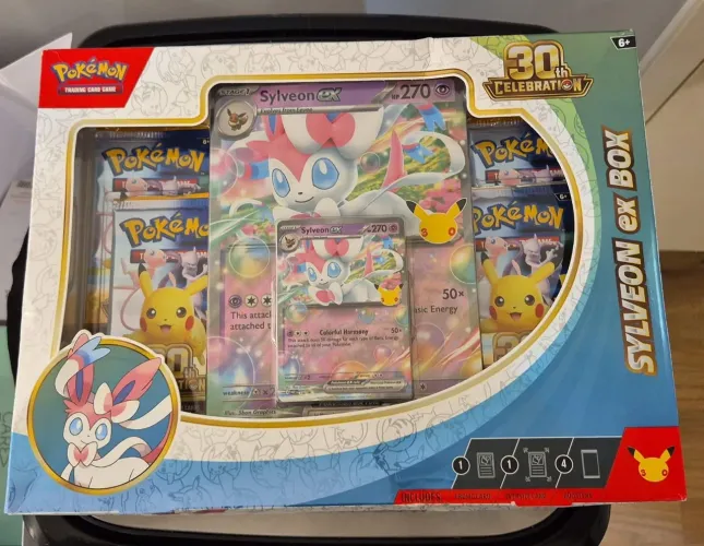 Box Coleção Celebração de 30 Anos (Sylveon ex) Pokémon TCG EN-US