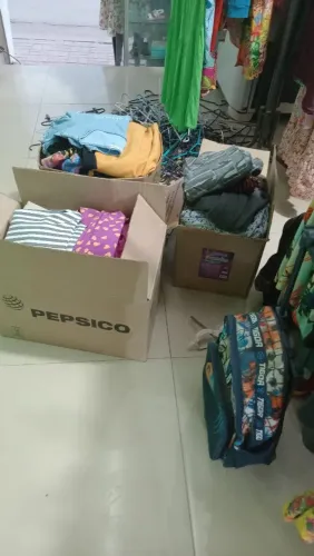 Lote de roupas pra brechó