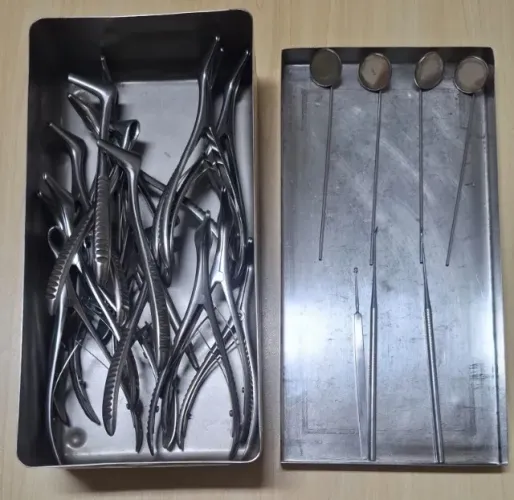 KIT DE INSTRUMENTAIS CIRÚRGICOS EM AÇO INOX - 23 PEÇAS + CAIXA METÁLICA