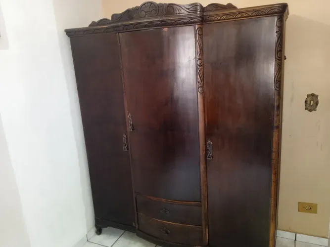 Lindo guarda-roupa de madeira com design clássico