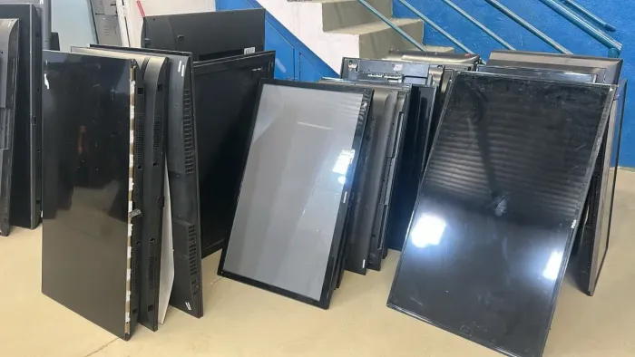 Lote de tvs tela quebradas são 300 tvs 