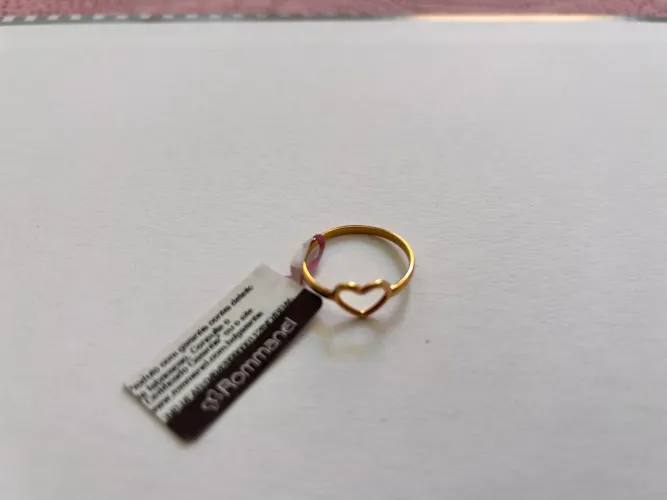 ANEL SKINNY COM CORAÇÃO VAZADO BANHADO A OURO 18K