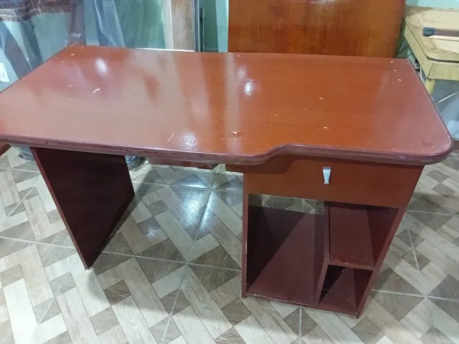 Mesa de escritório de madeira usada