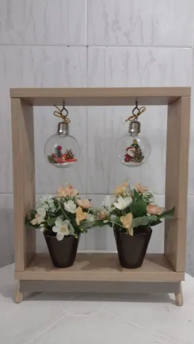 Linda peça de madeira com arranjos em promoção do dia das mães de 150 por 75