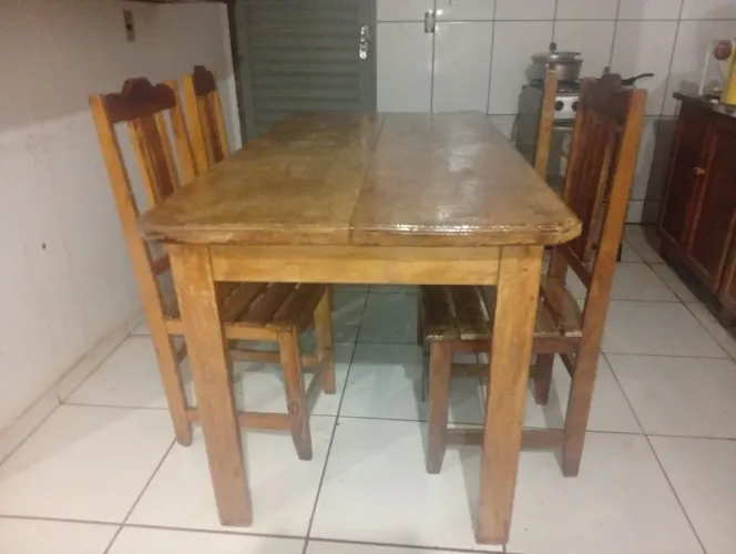 Mesa de madeira bruta com 4 cadeira watts *s