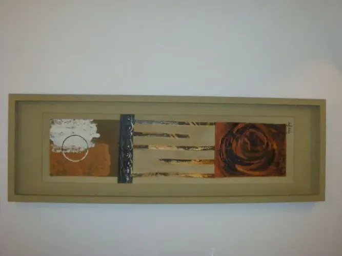 Quadro contemporâneo em madeira medindo 1,38 x 0,46