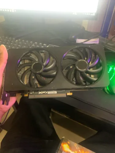 Vendo placa de vídeo com um pequeno defeito em uma fan
