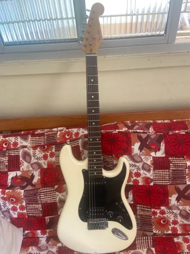 Guitarra Fender Statro