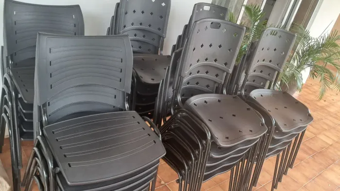 Cadeiras empilháveis 