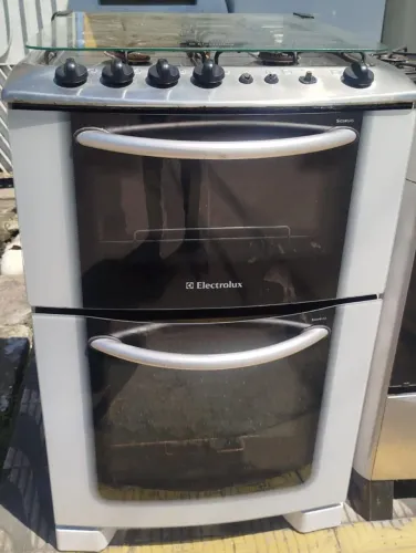 Fogão de dois forno bivolt da Eletrolux, detalhe só os botões desgastados.