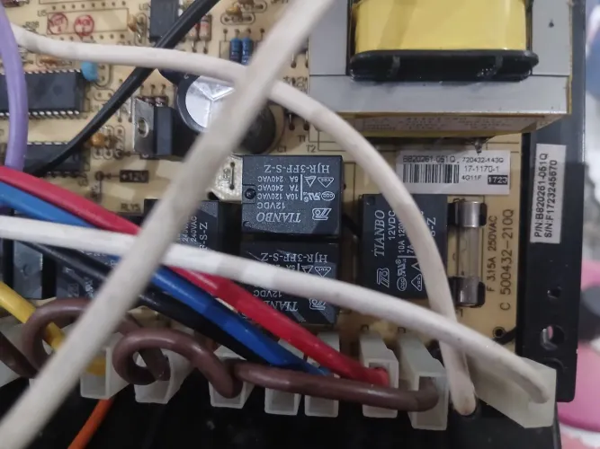 Placa De Ar-Condicionado Em Perfeita Condição.