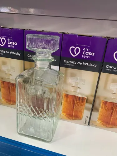 garrafa de whisky de vidro (também conhecida como decanter)