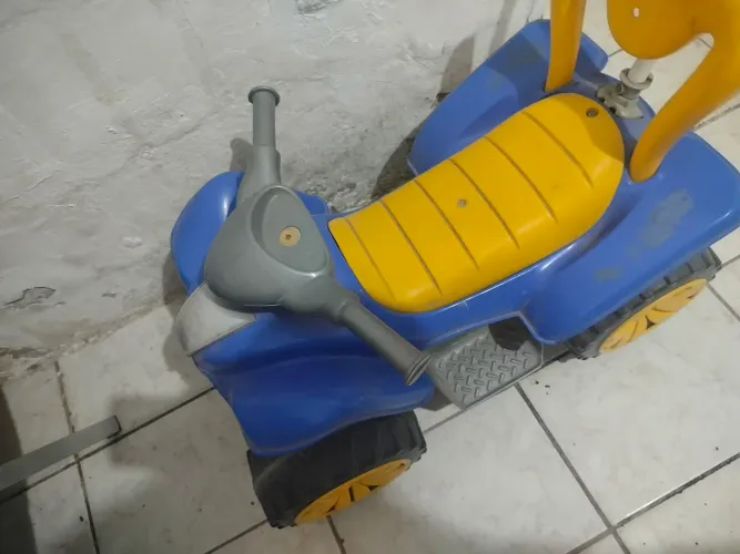 Motinha de criança com empurrador