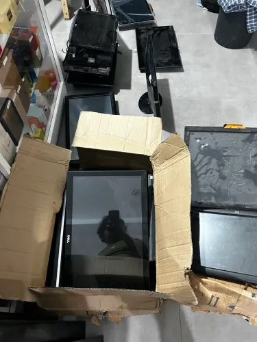 Lote 30 munitores + 3 televisões (alguns no plastico)