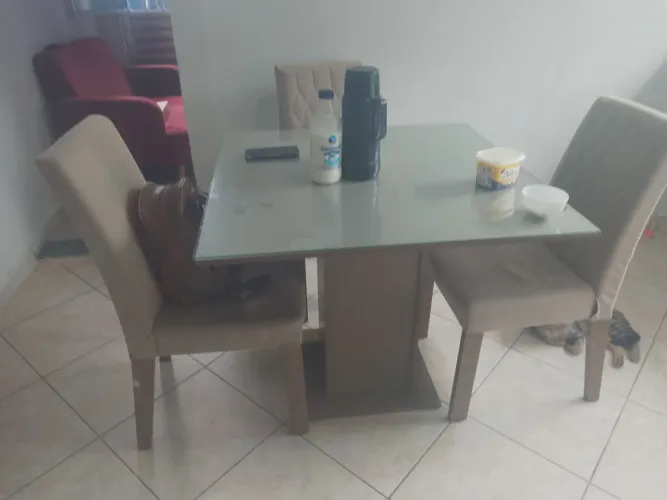 Mesa de cozinha quatro cadeiras.