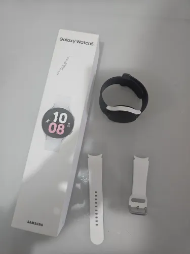 Galaxy Watch5 44 mm com pulseira branca e preta e carregador original