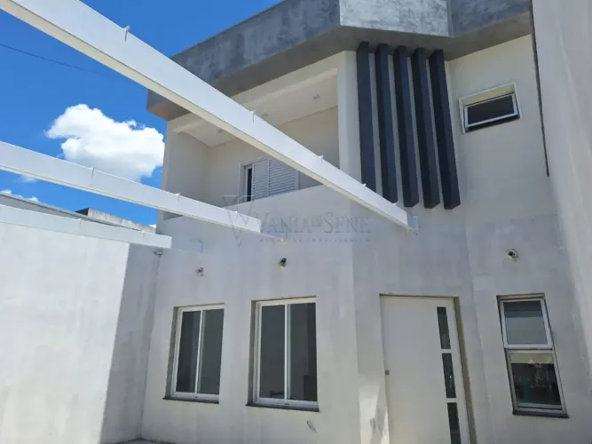 Sobrado à Venda na Vila Branca, Jacareí: 233m² Construídos em Terreno de 250m²!