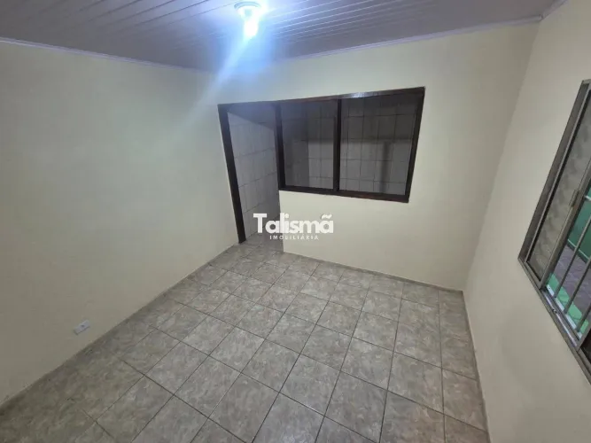 CASA INDEPENDENTE C/ 1 VAGA - 2 DORMS - ÁREA AMPLA - PRÓX DE PONTOS