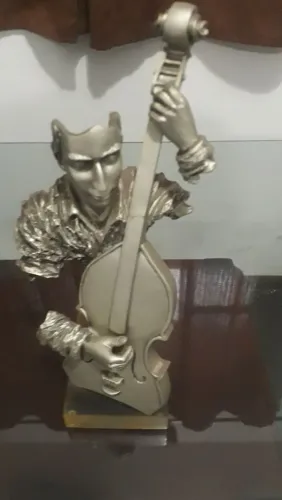 escultura músico violoncelo