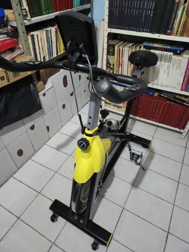 Bicicleta ergometrica Spinning Com Roda De Inércia De 8kg Wct Fitness