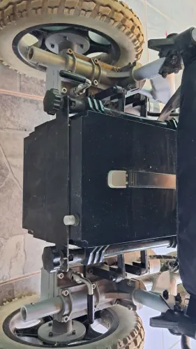 Cadeira de rodas elétrica.