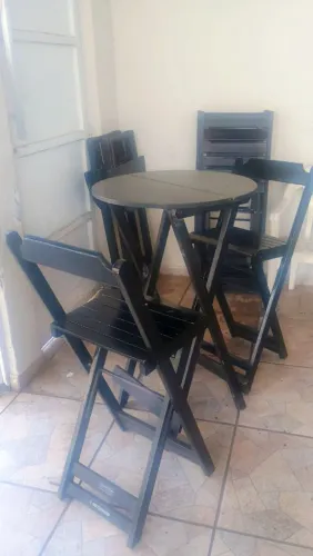 Vende se 3 jogos de bistrô. 3 mesas e 6 cadeiras altas. Dobráveis. Valor de cada jogo . 