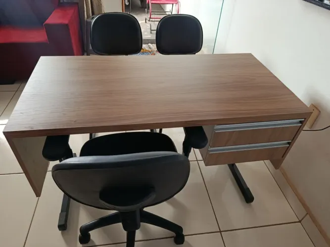 Vende-se mesa com 3 cadeiras.