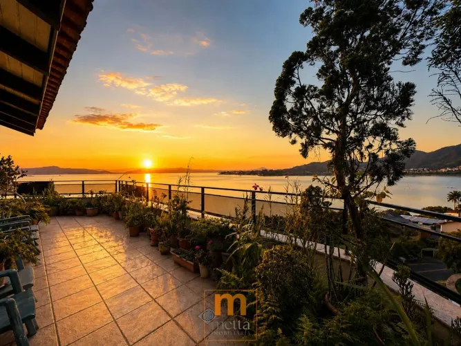 Cobertura Duplex com Vista-mar Incrível no João Paulo, Florianópolis/SC