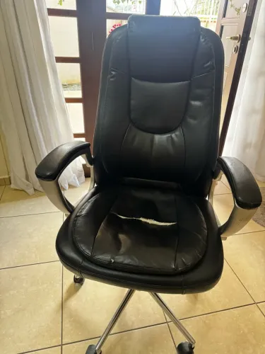 Cadeira de escritório estofada de couro