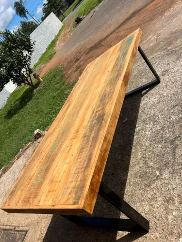 Mesa com pé de ferro