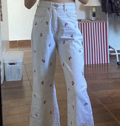 Calça wide leg branca estampada com cereijinhas