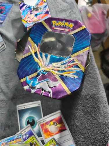 Vendo lata pokémon kit com 3 cartas ur e 27 normais