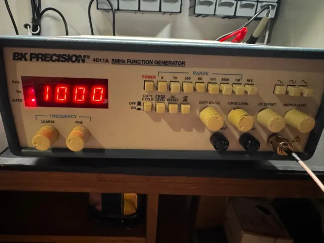 Gerador de Funções BK Precision 4011A 5MHz com Frequencímetro