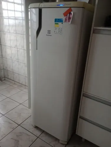 Vende se geladeira
