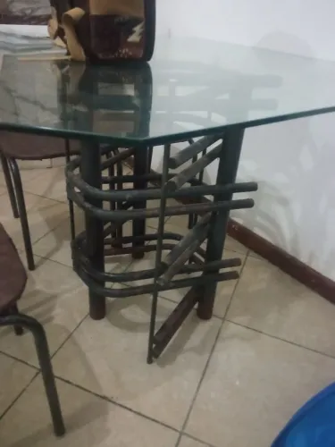 Mesa de vidro com 4 cadeiras