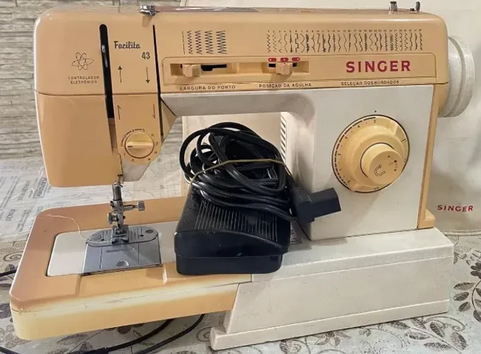 Máquina de Costura Singer