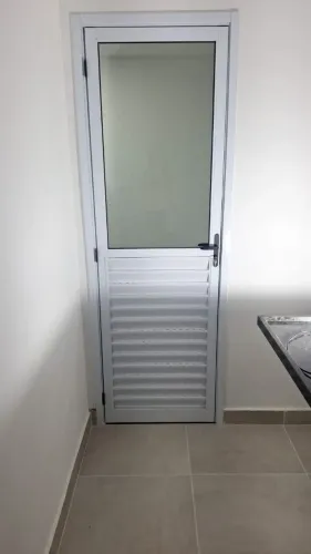 Porta aluminio veneziana - PORTA DE GIRO COM 01 FOLHA FIXA - VENEZIANA