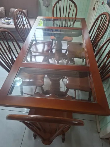 Mesa 6 cadeiras em madeira maciça.